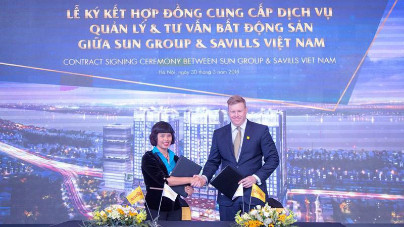 Đại diện chủ đầu tư - bà Nguyễn Thị Thu Hiền và đại diện Savills Việt Nam - ông Matthew Powell thực hiện nghi lễ ký kết hợp tác.