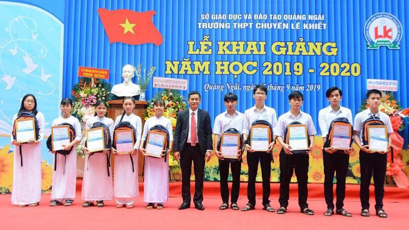 Đại diện ngân hàng Sacombank tặng học bổng cho học sinh trường PTTH chuyên Lê Khiết (Quảng Ngãi).