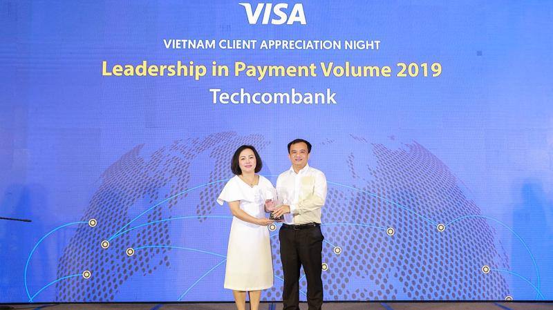 Đại diện Techcombank nhận giải thưởng.