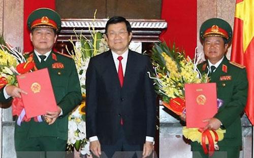 Chủ tịch nước Trương Tấn Sang trao quyết định phòng hàm đại tướng cho 2 lãnh đạo Bộ Quốc phòng.<br>