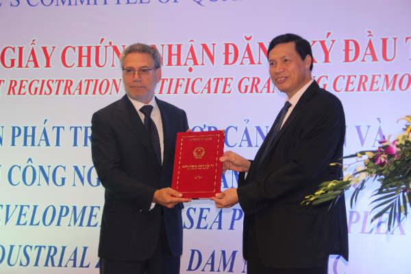 Chủ tịch UBND tỉnh Quảng Ninh Nguyễn Đức Long trao giấy chứng nhận đầu tư cho nhà đầu tư dự án.<br>