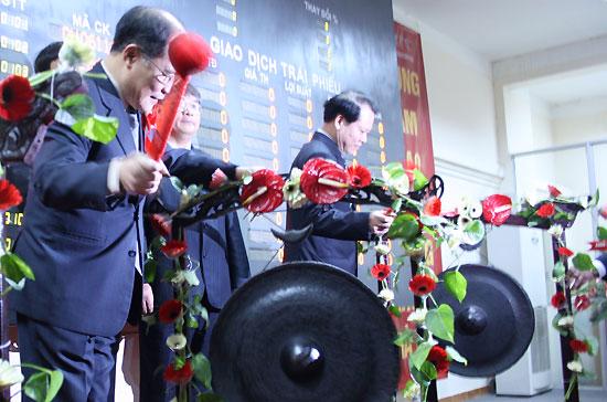 Phó thủ tướng Nguyễn Sinh Hùng và Bộ trưởng Bộ Tài chính Vũ Văn Ninh đánh cồng khai trương phiên giao dịch ngày 30/11/2007 tại HNX, nhân dịp kỷ niệm 10 năm ngày thành lập Ủy ban Chứng khoán Nhà nước.
