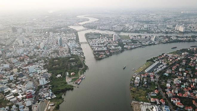 Tp.HCM có mạng lưới sông ngòi, kênh rạch dày đặc, trong đó có 3 con sông lớn chảy qua là sông Ðồng Nai, sông Sài Gòn chảy dọc trên địa phận Tp.HCM có chiều dài 80 km và sông Nhà Bè. 