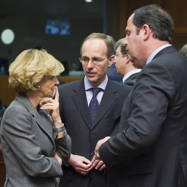 Từ trái qua: Bộ trưởng Bộ Tài chính Tây Ban Nha Elena Salgado, Bộ trưởng Bộ tài chính Luxembourg, ông Luc Frieden, và Bộ trưởng Bộ Tài chính Áo, ông Josef Proell, trao đổi trong cuộc họp khẩn cấp diễn ra tại Brussels, Bỉ, ngày 9/5 - Ảnh: Bloomberg.