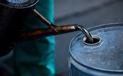 Giới chuyên gia dự báo dự trữ dầu thô tại Mỹ đã giảm khoảng 2,3 triệu thùng trong tuần trước - Ảnh: Bloomberg.