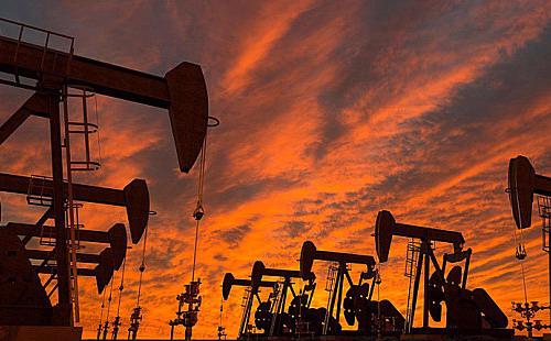 Tính trong 13 tuần qua, dự trữ dầu và nhiên liệu của Mỹ đã tăng 10 tuần - Ảnh: Telegraph.