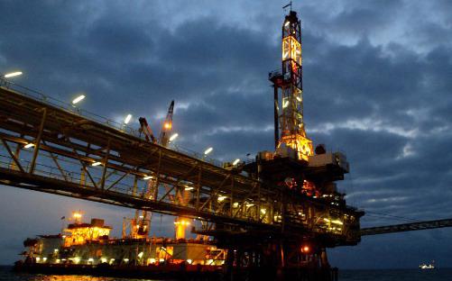 Tính từ mức đỉnh 108 USD/thùng thiết lập vào tháng 6/2014, giá dầu đã giảm 72% - Ảnh: CNN.