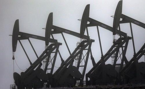 Thông tin Mỹ mở cửa thêm một giàn khoan dầu khiến thị trường lo lắng - Ảnh: Reuters.