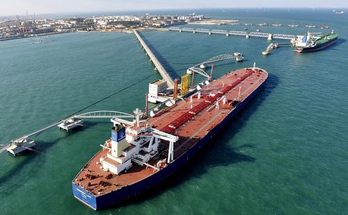 Khu vực cảng Thanh Đảo là một trong những khu vực nhập khẩu dầu lớn nhất Trung Quốc - Ảnh: Reuters.