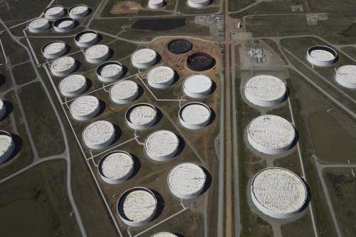 Một khu vực khai thác dầu tại Mỹ nhìn từ trên cao - Ảnh: Reuters