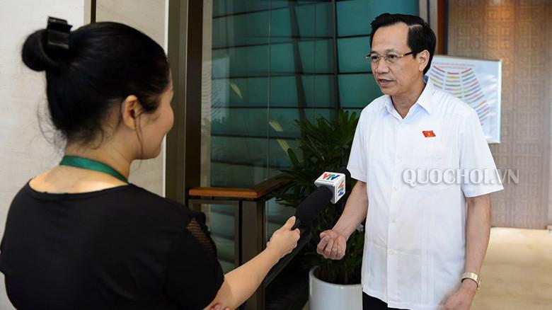 Bộ trưởng Đào Ngọc Dung trao đổi với báo chí bên hành lang Quốc hội.