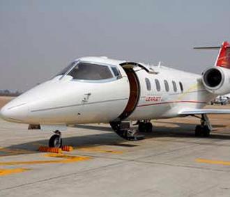 Máy bay LearJet 60 XR do hãng Bombadier - Canada sản xuất, "chào hàng" tại sân bay Nội Bài (Hà Nội) với giá khoảng 14,5 triệu USD - Ảnh: VnExpress.
