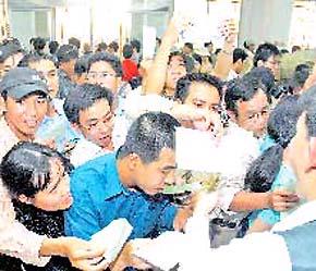Chen chúc, giẫm đạp nhau để bỏ phiếu đấu giá (ảnh chụp lúc 14h30 tại Trung tâm Giao dịch Chứng khoán TP.HCM).