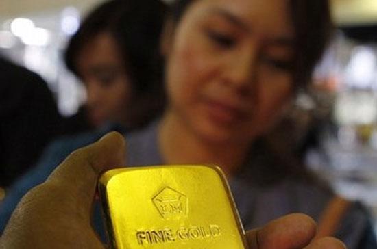 Trên thị trường ngoại hối, giá USD tại các ngân hàng thương mại vọt lên 20.800 đồng, là động lực chính đẩy giá vàng lên cao.