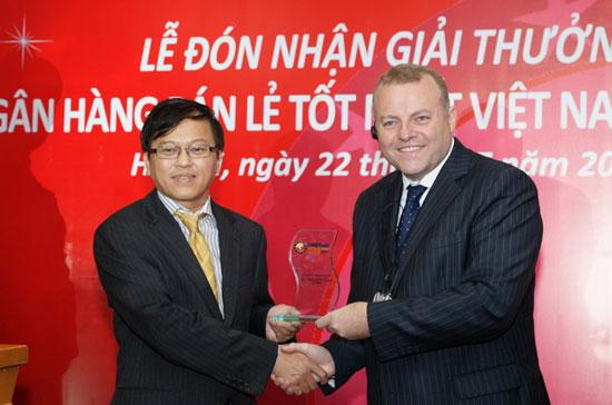Đại diện Techcombank nhận giải thưởng “Ngân hàng bán lẻ tốt nhất Việt Nam năm 2011” do tạp chí Asia Banking & Finance trao tặng hồi cuối tháng 7.