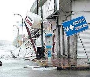 Trước khi tràn vào Vịnh Mexico, cơn bão Dean đã càn quét khu vực Caribean làm 9 người thiệt mạng.