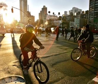 Nhiều thanh niên Mỹ cũng đã thôi đi ôtô mà dùng xe đạp làm phương tiện để đi học và đi làm - Ảnh: Reuters.