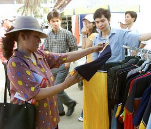 So về giá cả, hàng may mặc của các thương hiệu trong nước rẻ hơn rất nhiều lần hàng ngoại, nhưng người chuộng hàng hiệu không tiếc tiền mua sắm vì họ thích kiểu dáng bắt mắt tinh xảo, chất liệu vải, màu sắc đẹp - Ảnh: Việt Tuấn.