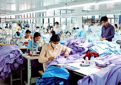 Dệt may hiện đang là một trong những lĩnh vực xuất khẩu chủ lực của Việt Nam với khoảng 6.000 doanh nghiệp và trên 2,5 triệu lao động.<br>