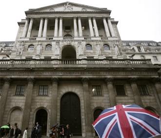 Ngân hàng Trung ương Anh (BoE) vừa phải đối mặt với một nền kinh tế tăng trưởng chậm lại, vừa phải đương đầu với lạm phát cao.