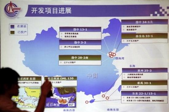 Màn hình hiển thị các khu vực phát triển trọng điểm của CNOOC, tại một cuộc họp báo do CNOOC tổ chức tại Hồng Kông, ngày 26/8/2009 - Ảnh: AP.