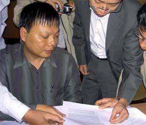 Ông Trung Hà cho báo giới xem bản thỏa thuận hợp tác với Goldman Sachs tại cuộc họp báo hôm 5/3 tại Hà Nội - Ảnh: VNN.