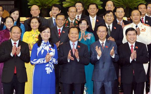 Uỷ viên Bộ Chính trị Lê Thanh Hải chúc mừng các Phó bí thư Thành uỷ Tp.HCM và Ban Thường vụ mới.<br>