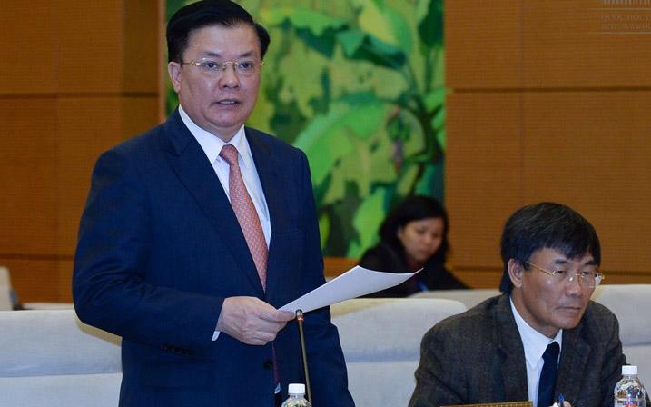 Bộ trưởng Bộ Tài chính Đinh Tiến Dũng trình bày báo cáo tại phiên họp.