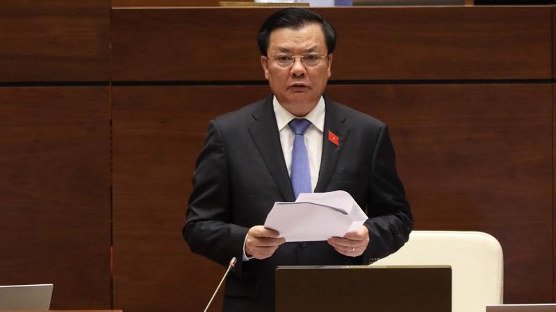 Bộ trưởng Bộ Tài chính Đinh Tiến Dũng giải trình tại nghị trường - Ảnh: Quang Phúc 