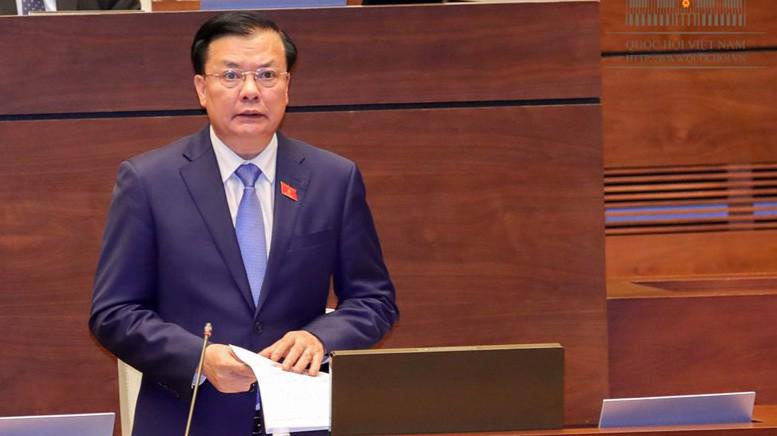 Bộ trưởng Bộ Tài chính Đinh Tiến Dũng trả lời chất vấn trước Quốc hội.