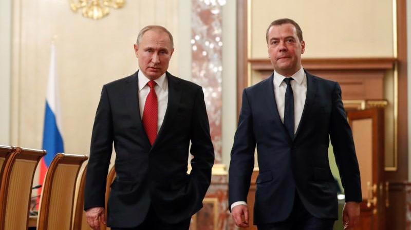 Tổng thống Nga Vladimir Putin (trái) và Thủ tướng Dmitry Medvedev trò chuyện trước một cuộc họp với các thành viên chính phủ tại Moscow, Nga ngày 15/1/2020 - Ảnh: Reuters. 