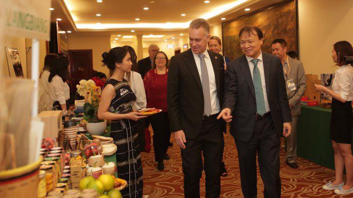 Thứ trưởng Đỗ Thắng Hải và đại biểu thăm quầy giới thiệu sản phẩm của doanh nghiệp bên lề Diễn đàn.