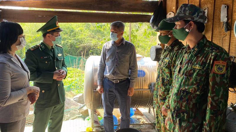 Thứ trưởng Bộ Y tế Nguyễn Trường Sơn thăm một chốt biên phòng ở huyện Đức Cơ, Gia Lai. Ảnh - Mạnh Cường. 