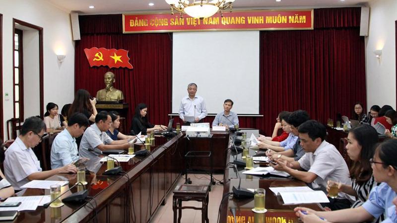 Thứ trưởng Doãn Mậu Diệp (đứng) cho rằng Việt Nam thuộc nhóm 8 nước có tỷ lệ thất nghiệp thấp. Ảnh - Mạnh Dũng. 