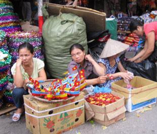 Người bán đồ chơi Trung thu truyền thống ngồi buồn thiu ở phố Hàng Mã. 