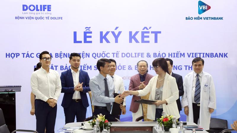 Đại diện VBI (bên trái) ký kết hợp tác cùng đại diện Dolife