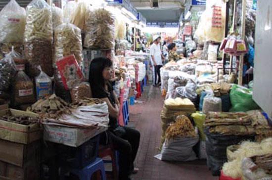 Mỗi ngày lượng hàng hoá luân chuyển từ chợ Đồng Xuân đến các vùng miền trong cả nước khoảng 15 – 20 tấn.