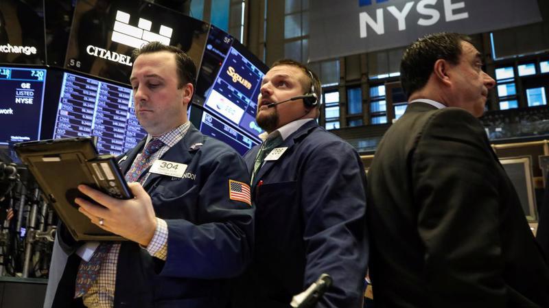 Các nhà giao dịch trên sàn NYSE - Ảnh: Reuters.