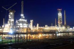 Nhà máy Lọc dầu Dung Quất dự kiến sẽ đáp ứng khoảng 30% nhu cầu tiêu thụ xăng dầu trong nước.
