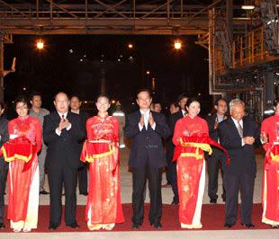 Thủ tướng Nguyễn Tấn Dũng cùng lãnh đạo các bộ, ngành cắt băng khánh thành nhà máy và đón nhận dòng sản phẩm thương mại đầu tiên - Ảnh: HNM.
