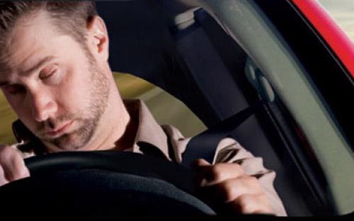 Hiện tượng ngủ gật khi đang lái xe không loại trừ bất cứ ai và để chống lại cơn buồn ngủ trong lúc điều khiển xe không hề dễ dàng.<br>