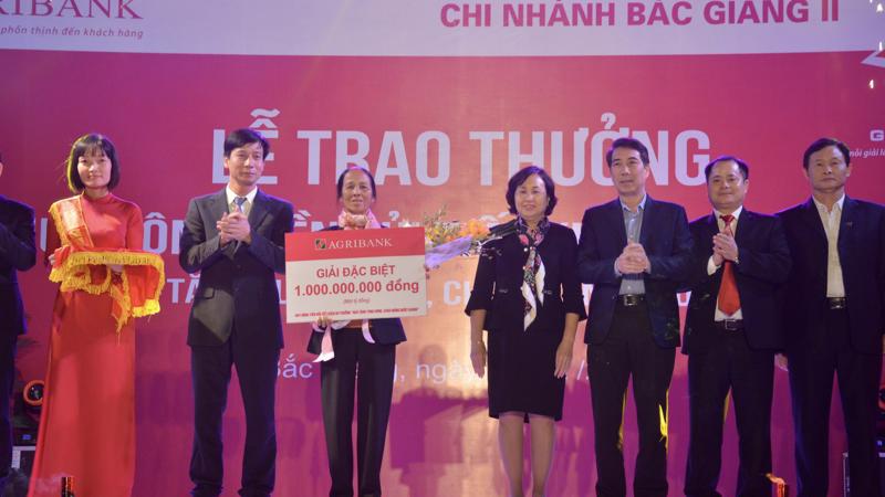Kết quả quay số mở thưởng thứ 2 vào ngày 8/11/2017 đã xác định khách hàng Lê Thị Thơi, seri mã trúng thưởng AL1352172, gửi tiền tại Agribank Chi nhánh Bắc Giang 2 là khách hàng trúng giải đặc biệt thứ hai của chương trình.