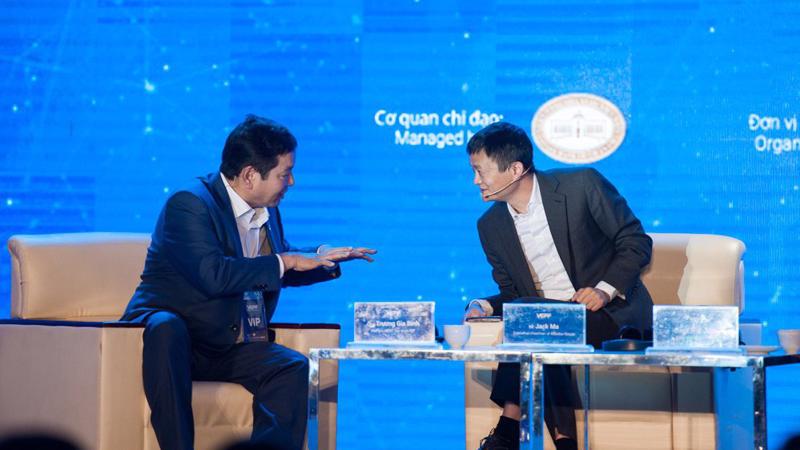 Chủ tịch Hội đồng Quản trị FPT Trương Gia Bình đối thoại với chủ tịch Alibaba Jack Ma tại Diễn đàn thanh toán điện tử Việt Nam 2017.