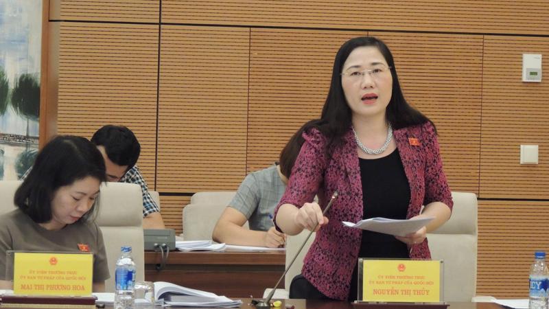 Uỷ viên Thường trực Uỷ ban Tư pháp Nguyễn Thị Thuỷ trình bày báo cáo giám sát.