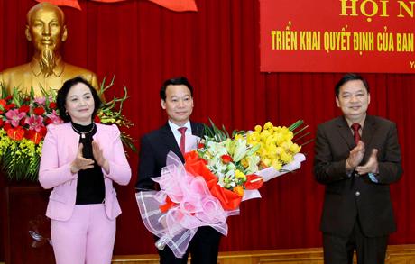 Bí thư Tỉnh ủy Yên Bái Phạm Thị Thanh Trà chúc mừng ông Đỗ Đức Duy được bầu làm Chủ tịch UBND tỉnh Yên Bái.<br>