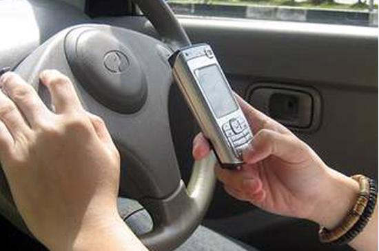 Sử dụng điện thoại khi đang lái xe sẽ bị phạt tối đa 500.000 đồng.