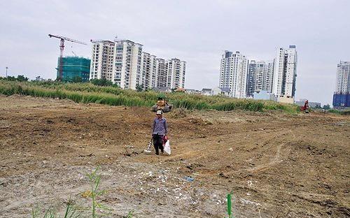 Nhiều khu đất đã cấp cho các chủ đầu tư bất động sản vẫn đang được bỏ hoang, trong khi Hà Nội lại thiếu đất cho các công trình hạ tầng - Ảnh minh hoạ.<br>