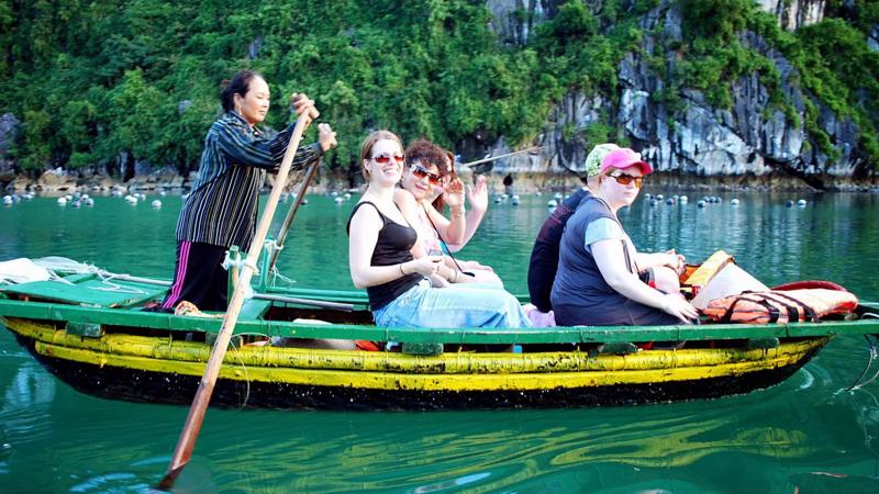 Năm 2017 Việt Nam đón gần 13 triệu du khách quốc tế.