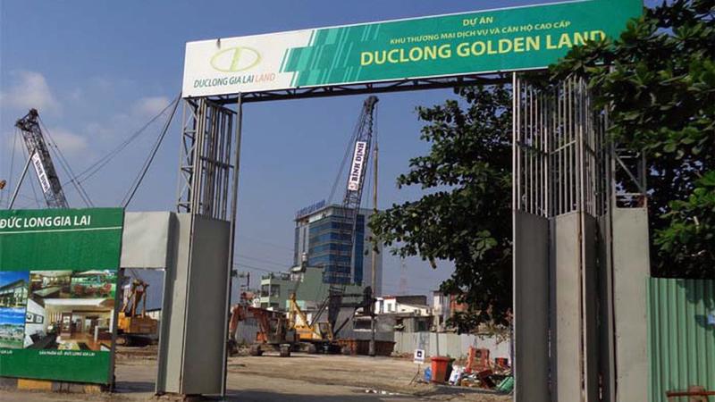 Dự án Trung tâm thương mại căn hộ cao cấp Dragon Court còn có tên là Dự án Đức Long Golden Land do Công ty Cổ phần Đầu tư Xây dựng Vạn Gia Long làm chủ đầu tư. 