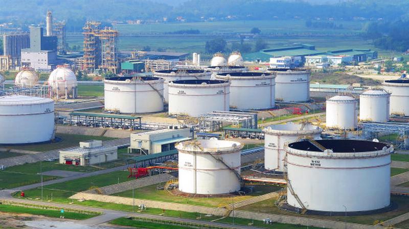 Nhà máy lọc dầu Dung Quất có vốn đầu tư 3 tỷ USD. 